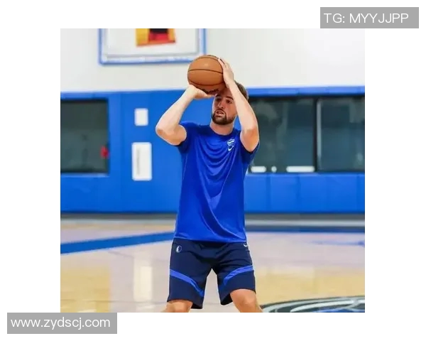 汤普森的奇迹:康复训练中的出色表现引发队友们的钦佩与鼓励 汤普森的奇迹:康复训练中的出色表现引发队友们的钦佩与鼓励