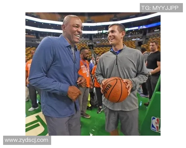 绿军与步行者激战正酣NBA赛季精彩对决引发球迷热议 绿军与步行者激战正酣NBA赛季精彩对决引发球迷热议