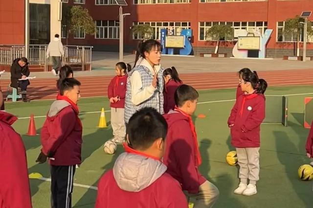威尼克斯人西安市浐灞十六小：体育与多学科碰撞一场别开生面的体育跨学科融合展示课(图2)