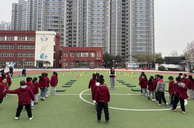 威尼克斯人西安市浐灞十六小：体育与多学科碰撞一场别开生面的体育跨学科融合展示课(图4)